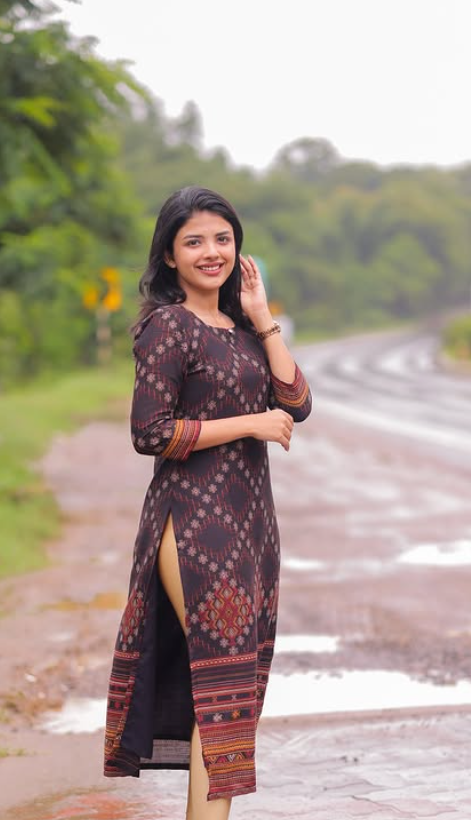 Aru- Garnet Weave Muslin Kurti with 3/4 Sleeves – Casual Chic